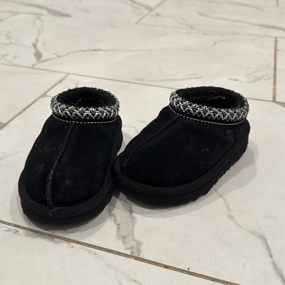 Toddler Ugg Slippers in Black size 6T